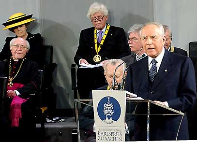 Il Presidente Ciampi mentre pronuncia la Laudatio, in occasione della cerimoonia di conferimento della 52° edizione del Premio Carlo Magno. Foto da www.quirinale.it