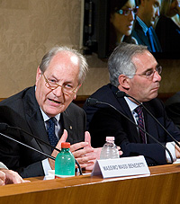 Il sen. Tomassini e l'on. Grassi durante la conferenza stampa