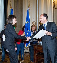 Il Presidente Schifani con una steudentessa del Liceo Lucio Piccolo di Capo d'Orlando