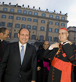 Il Presidente Schifani e il Cardinale Bertone al loro arrivo alla Biblioteca del Senato