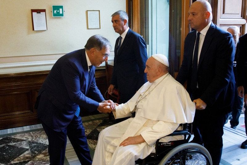 Il Presidente del Senato con Papa Francesco alla camera ardente per il Presidente Emerito Napolitano