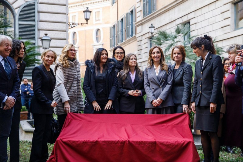 Inaugurazione panchina rossa contro i femminicidi